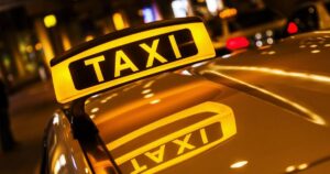 Санкт-Петербург отказался от запрета на мигрантов в такси и доставке из-за нехватки водителей