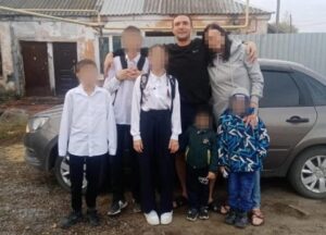 Жамоатчилик босими ўз самарасини берди: Кўп болали отанинг депортацияси бекор қилинди