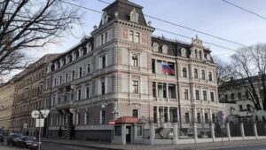 Латвия депортирует сотни россиян: истек срок действия ВНЖ