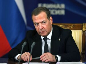 Медведев: Мигранты должны покидать Россию после завершения рабочего договора