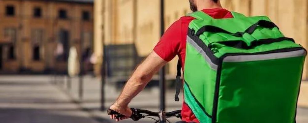 В Петербурге запретили мигрантам работать курьерами