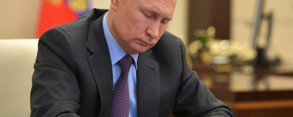 Путин янги қонунни имзолади: Россия фуқаролигидан айриш шартлари кўпайди