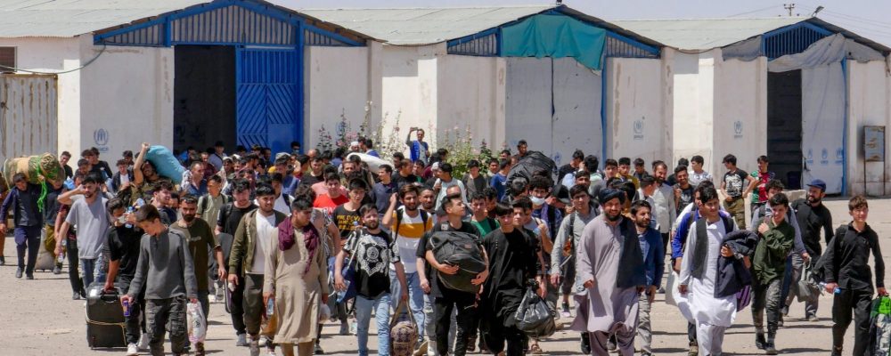 Eron millionlab afg'on muhojirlarini hibsga olish bilan tahdid qilib, mamlakatni tark etishni talab qilmoqda