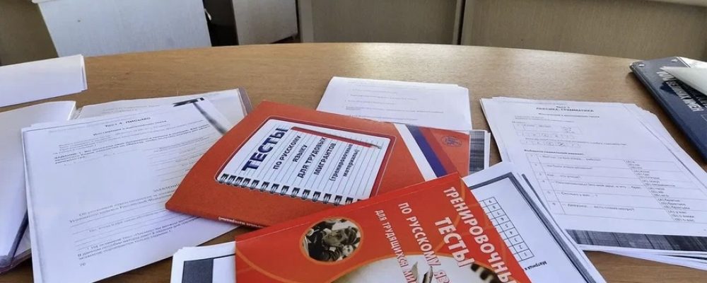 Давлат Думасида квота асосида келаётган мигрантлар учун рус тили бўйича имтиҳонни бекор қилиш масаласи кўриб чиқилади: бизнес учун билим эмас, ишчи кучининг ўзи муҳим.